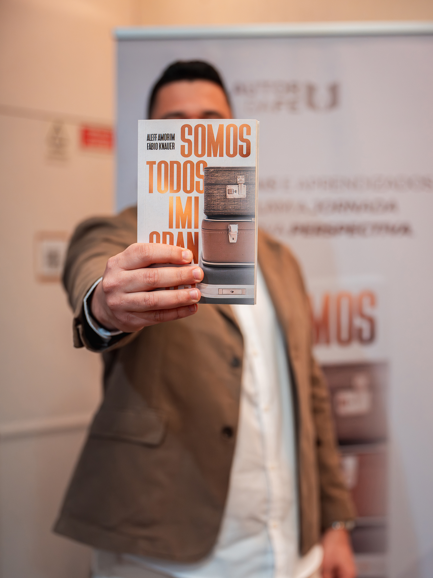 Livro Somos Todos Imigrantes em destaque