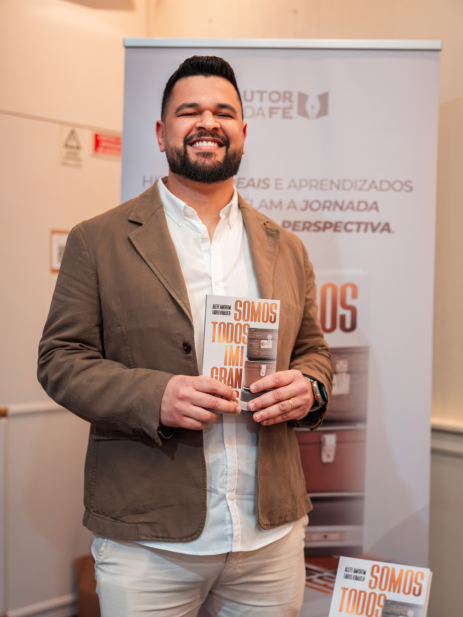 Aleff Amorim sorrindo com o livro
